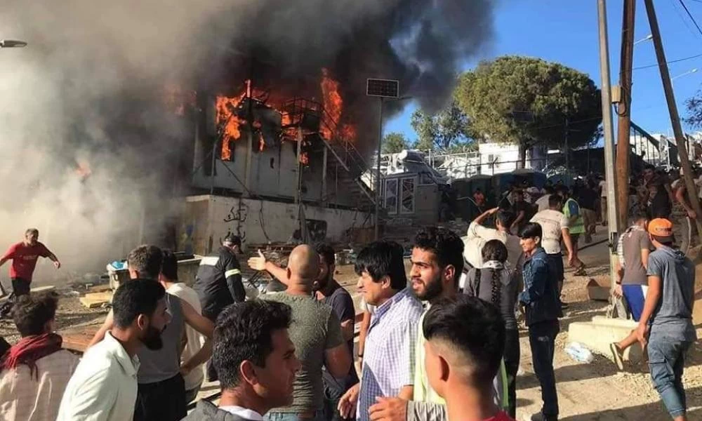 Έκτακτο: Yποκινούν εξέγερση στη Μόρια - Πυρκαγιά στον καταυλισμό - Νεκρό ένα 6χρονο παιδί